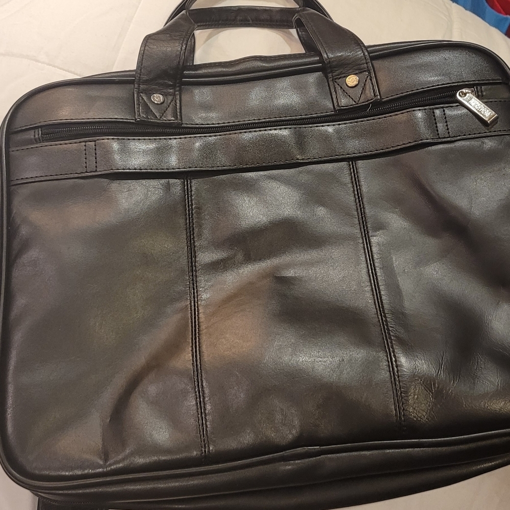 Kenneth Cole Reaction black leather bag- mint condition